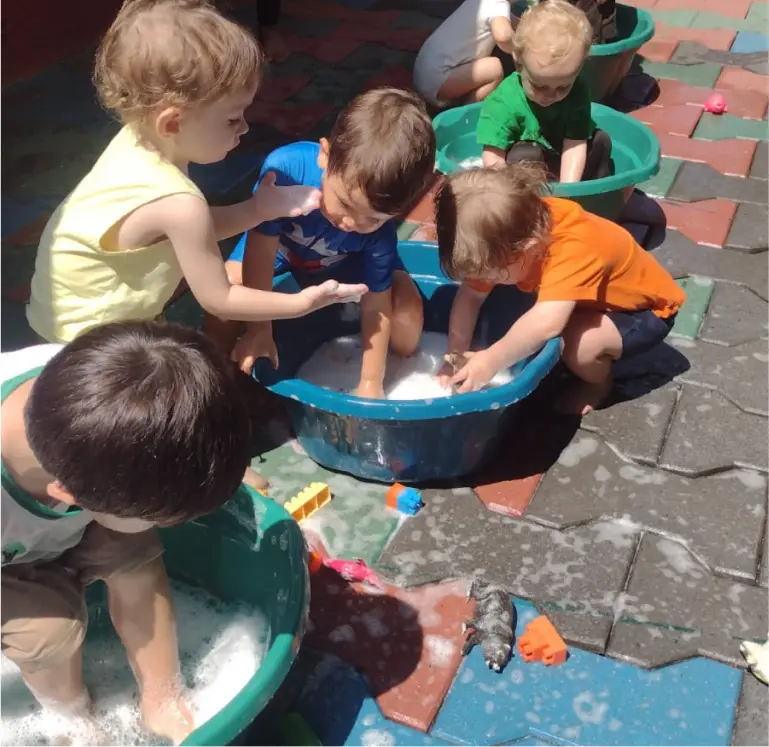 Crianças brincando com água na Green Kids School