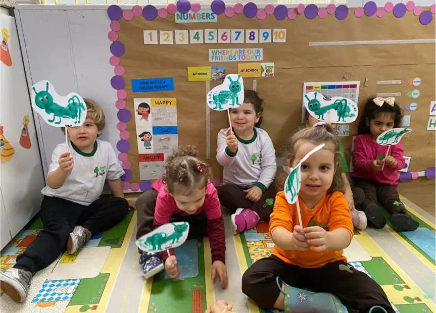 Sala de aula colorida com atividades de estimulação na Green Kids School