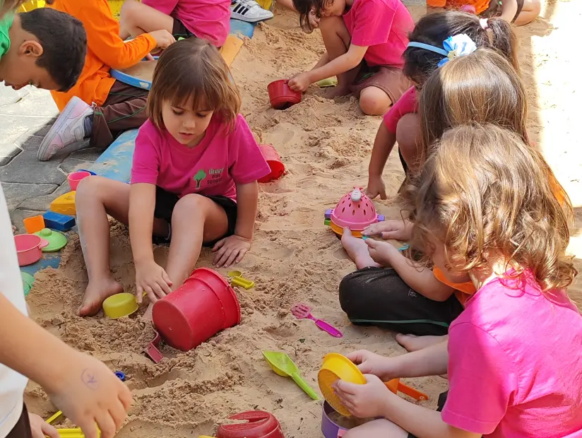 Crianças brincando com instrumentos musicais na Green Kids School