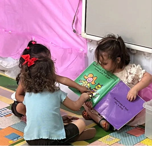 Crianças lendo livros em inglês na Green Kids School
