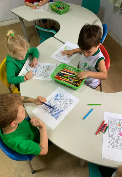 Crianças em atividade artística na Green Kids School