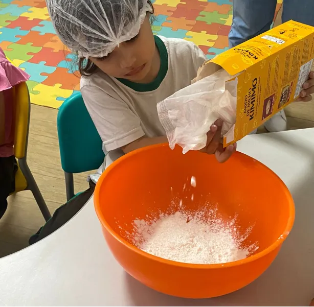Criança participando de atividade pedagógica na Green Kids School